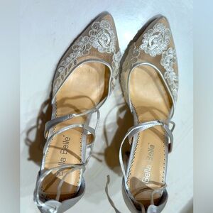 Bella Belle Ivory Shoes Tie Up Embroidered Size 8.5